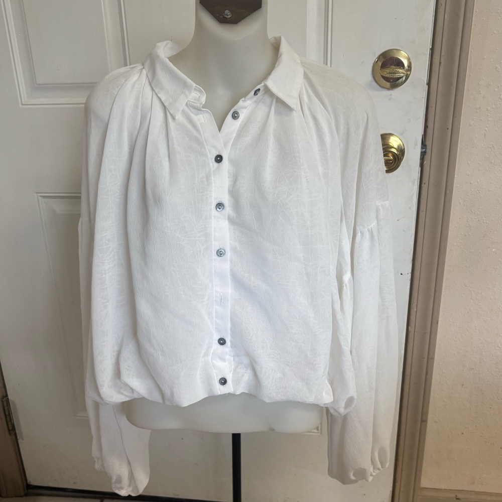 Med She & Sky white cropped oversized button up bubble hem long sleeve blouse.